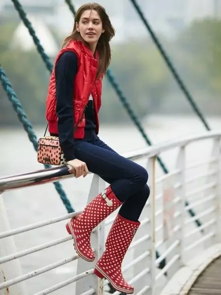 รองเท้าบูทสีแดง (70 ภาพ): สิ่งที่สวมใส่รุ่นฤดูหนาวของผู้หญิงรวมรองเท้าแลคเกอร์สีแดงและชุดสีน้ำเงิน 2170_66