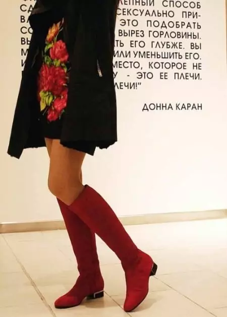 Bottes rouges (70 photos): quoi porter des modèles d'hiver pour femmes, combinez des bottes de laque rouge et une robe bleue 2170_69