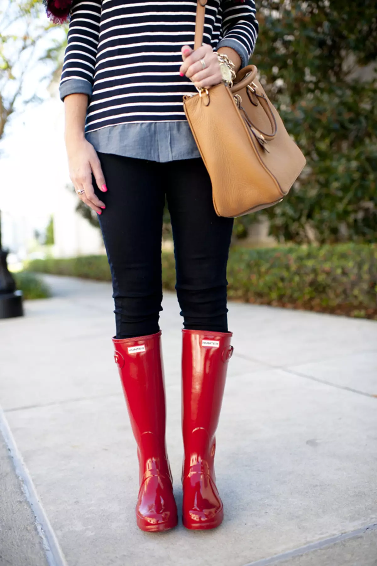 Червоні чоботи (70 фото): з чим носити жіночі зимові моделі, поєднуємо червоні лакові чоботи і синє плаття 2170_7