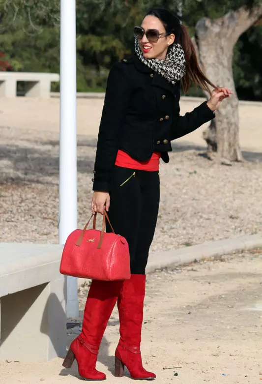 Bottes rouges (70 photos): quoi porter des modèles d'hiver pour femmes, combinez des bottes de laque rouge et une robe bleue 2170_9