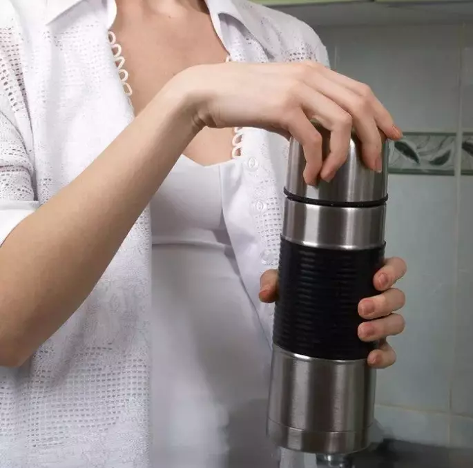 Bi o ṣe le nu awọn thermos kuro ninu iyẹfun tii kan? Kini lati nu awọn thermos kuro ninu irin irin alagbara, inu lati igbogun? Bawo ni lati wẹ flas gilasi lati iyẹfun dudu ni ile? 21712_16