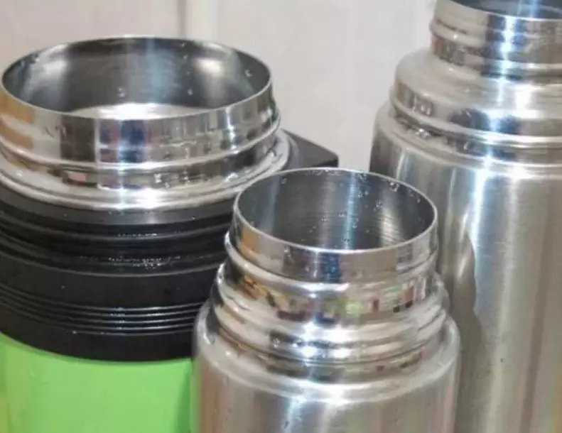 Kuchenesa sei iyo thermos kubva kune teu tei? Chii chekuchenesa iyo thermos kubva simbi isina tsvina mukati kubva mukupambwa? Maitiro ekushambidza girazi flask kubva kune dema dema kumba? 21712_32