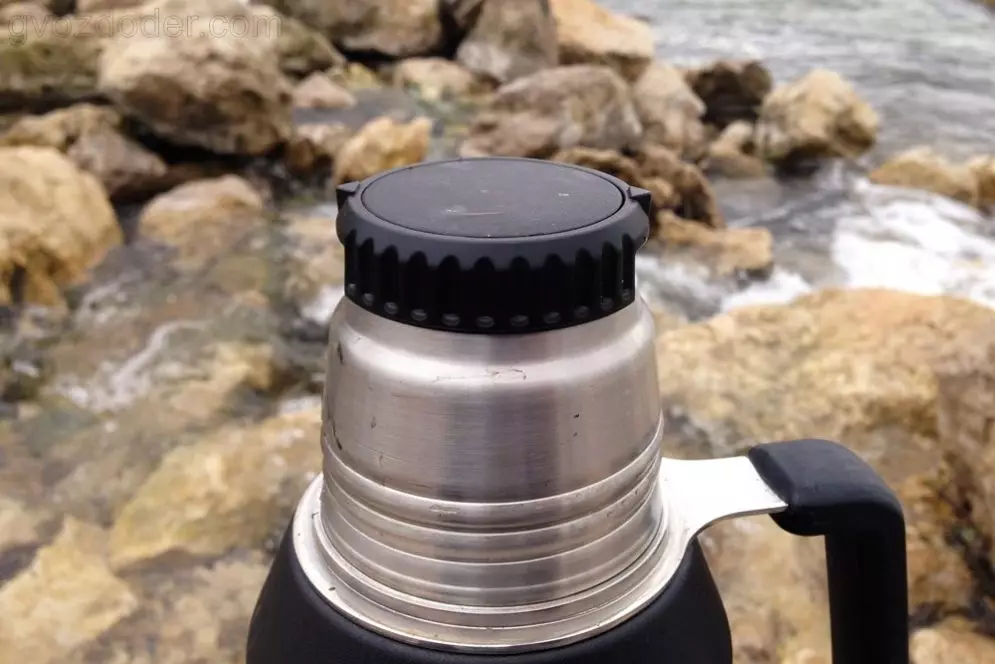 Li-tubes bakeng sa thermos: sekoaelo le li-corks tse entsoeng ka sefate sa copk. Ke eng e etsang hore ba e etse? U ka tšoarella joang ka konopo le ka valve? Cork Plugs, ho tloha Beresstov le likhetho tse ling 21716_11