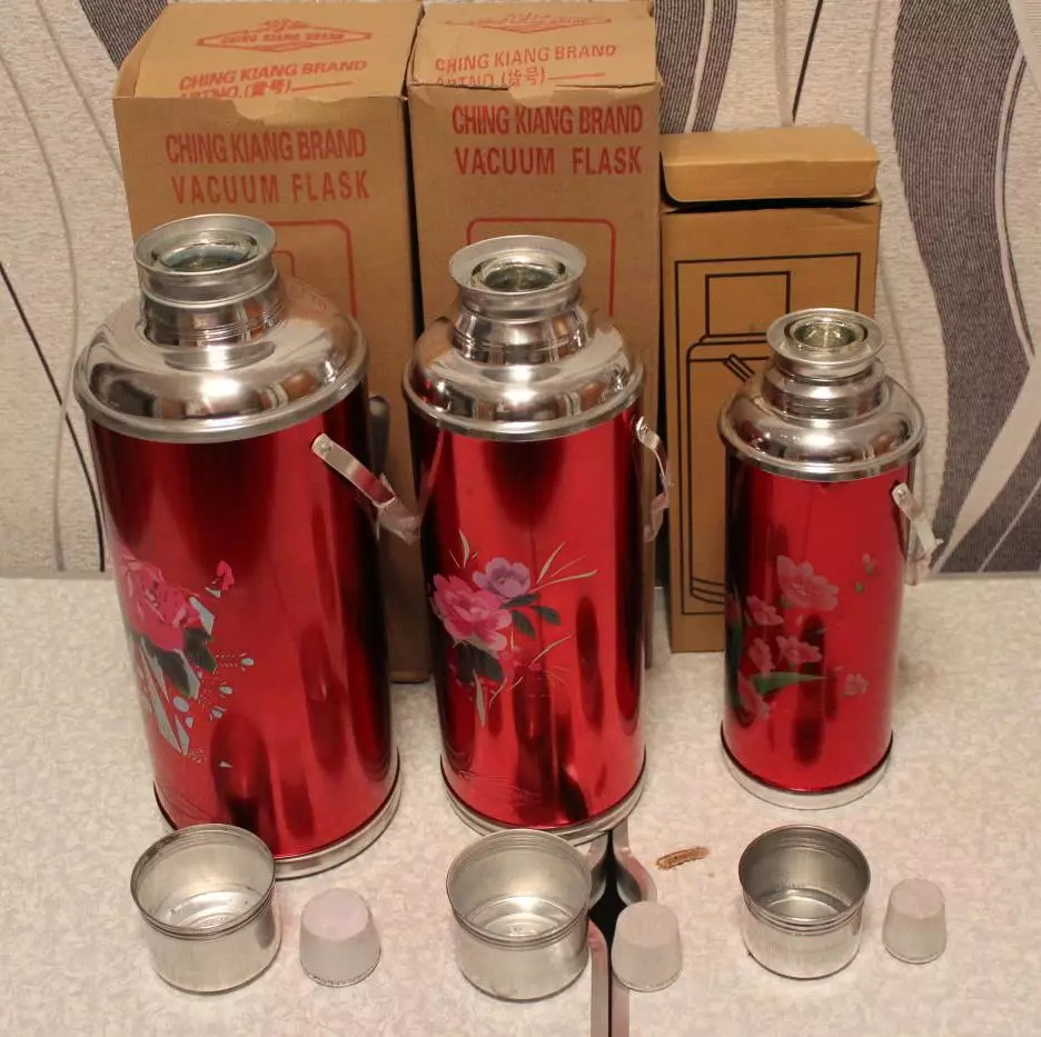 Buizen voor Thermos: covers en kurken gemaakt van kurkboom. Wat maakt ze het zelf? Hoe een kurk te demonteren met de knop en met de klep? Cork pluggen, van Berestov en andere opties 21716_17