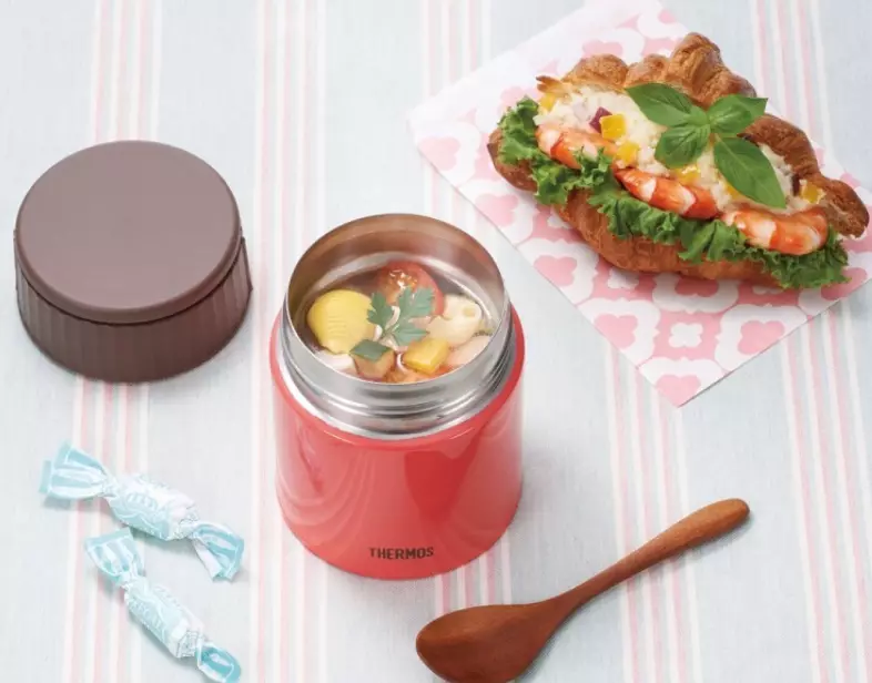 Bình giữ nhiệt cho súp: Thermos súp với cổ họng rộng và cho các món ăn đầu tiên, thứ hạng của các mô hình tốt nhất. Bao nhiêu tôi có thể lưu trữ súp trong một phích nước nóng? 21728_34