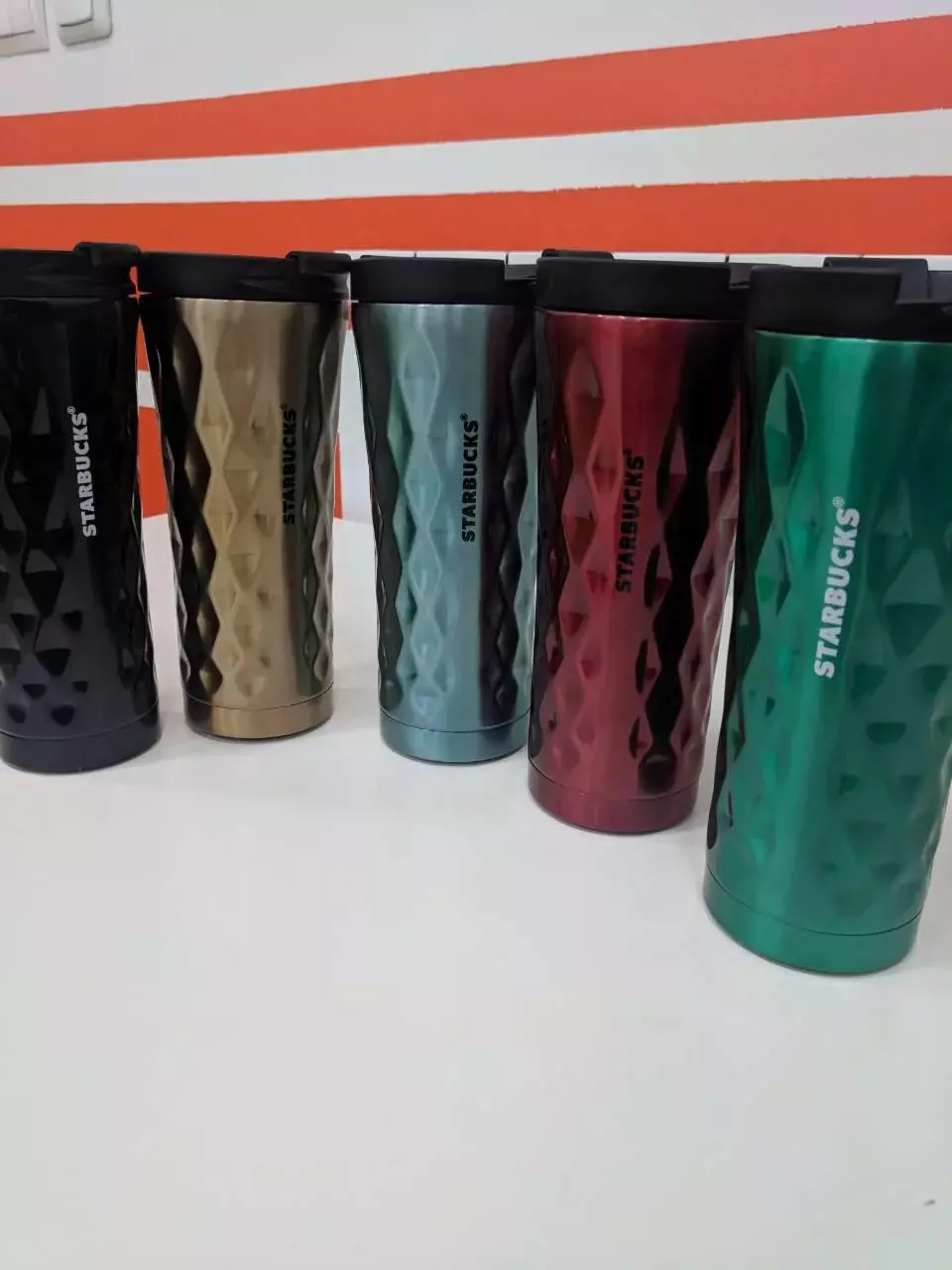 Starbucks Thermoses: Ħarsa ġenerali lejn termoses siġillanti tal-metall għall-kafè u t-tè, termoses iswed u roża b'volum ta '450 ml u mudelli oħra, reviżjonijiet tal-klijenti 21757_13