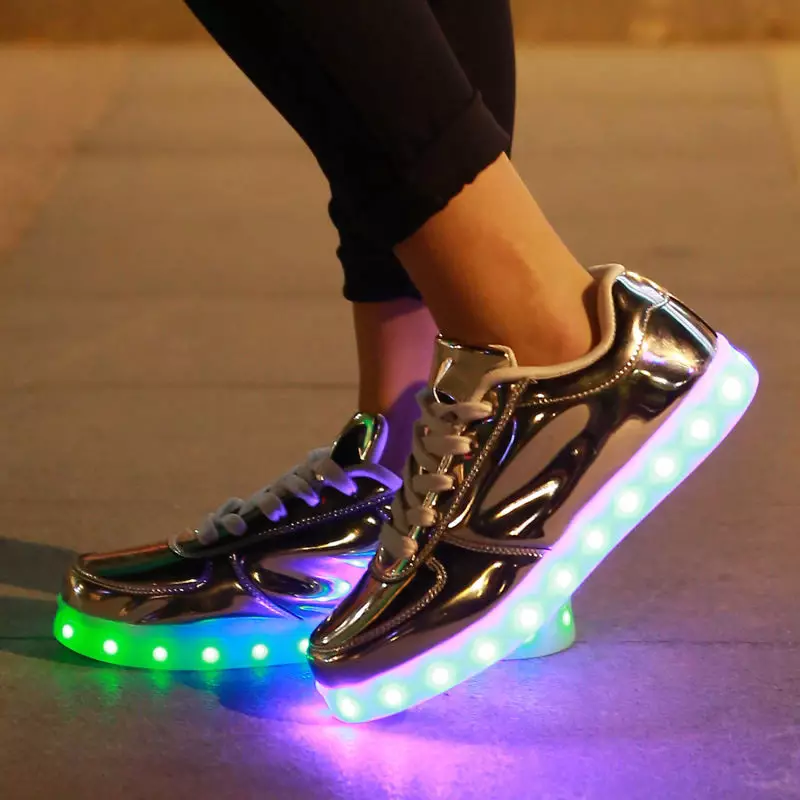 Sneakers bercahaya (58 foto): model LED dan LED, berapa banyak sepatu dengan lampu, ukuran, dan ulasan 2175_10