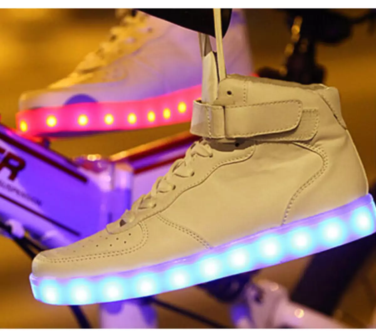 Sneakers bercahaya (58 foto): Model LED dan LED, berapa banyak kasut dengan lampu, saiz dan ulasan 2175_11