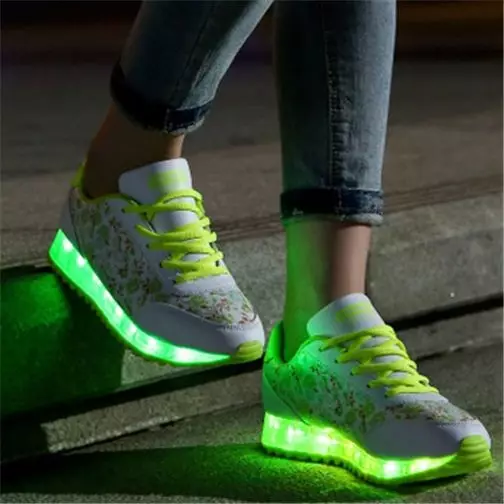 Luminakes sneakers (58 Hoto): LED da Kasuwancin LESORS, nawa ne Sneakers suna tare da fitilu, masu girma dabam da sake dubawa 2175_12