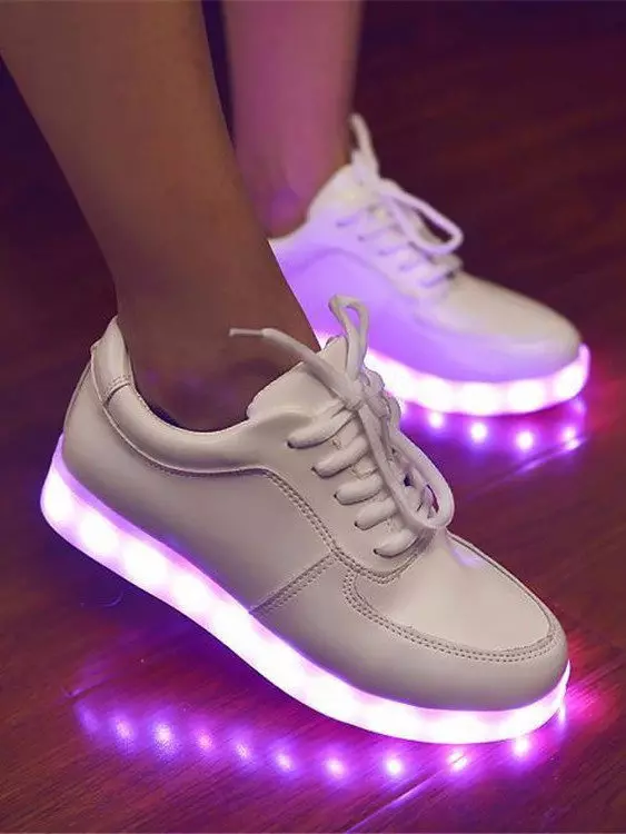 Sneakers bercahaya (58 foto): Model LED dan LED, berapa banyak kasut dengan lampu, saiz dan ulasan 2175_16