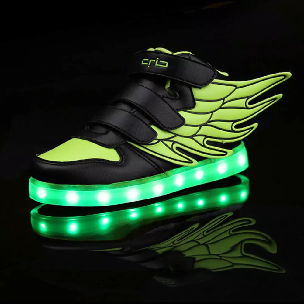 Sneakers bercahaya (58 foto): Model LED dan LED, berapa banyak kasut dengan lampu, saiz dan ulasan 2175_17