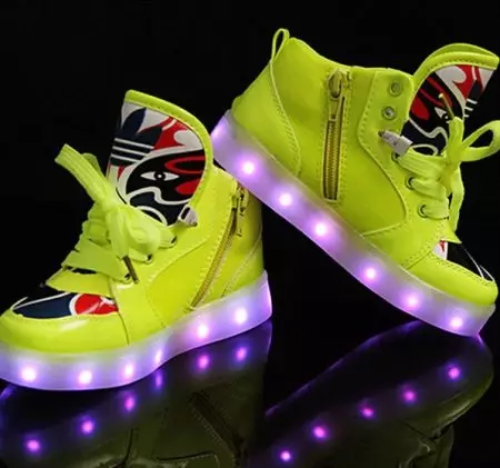 Sneakers bercahaya (58 foto): Model LED dan LED, berapa banyak kasut dengan lampu, saiz dan ulasan 2175_19