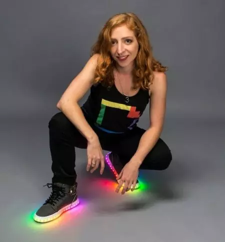 Sneakers bercahaya (58 foto): Model LED dan LED, berapa banyak kasut dengan lampu, saiz dan ulasan 2175_2