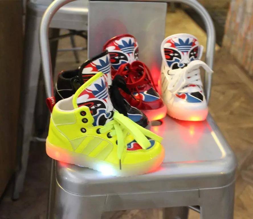 Sneakers Luminous (58 Lluniau): LED a modelau LED, faint o sneakers sydd gyda goleuadau, meintiau ac adolygiadau 2175_21