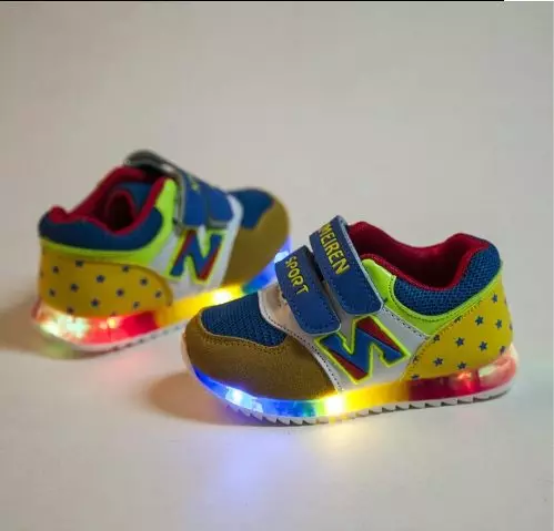 Sneakers bercahaya (58 foto): Model LED dan LED, berapa banyak kasut dengan lampu, saiz dan ulasan 2175_22