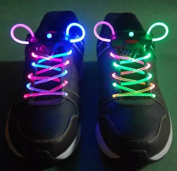 Luminakes sneakers (58 Hoto): LED da Kasuwancin LESORS, nawa ne Sneakers suna tare da fitilu, masu girma dabam da sake dubawa 2175_27