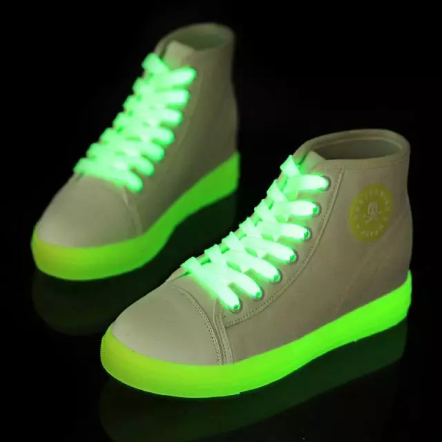 Luminakes sneakers (58 Hoto): LED da Kasuwancin LESORS, nawa ne Sneakers suna tare da fitilu, masu girma dabam da sake dubawa 2175_28