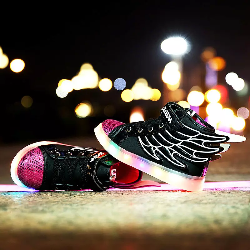 Sneakers bercahaya (58 foto): Model LED dan LED, berapa banyak kasut dengan lampu, saiz dan ulasan 2175_29
