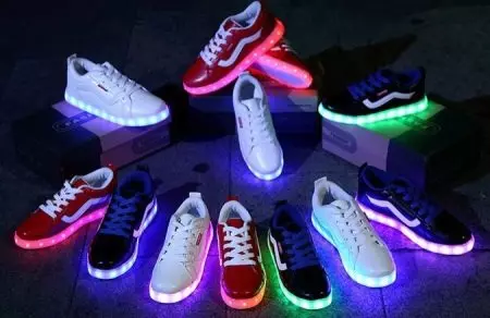Sneakers Luminous (58 Lluniau): LED a modelau LED, faint o sneakers sydd gyda goleuadau, meintiau ac adolygiadau 2175_31