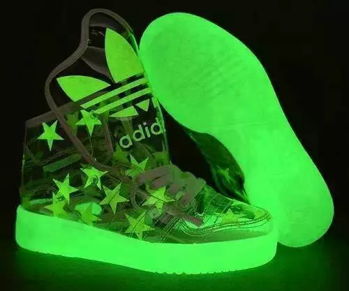 Sneakers bercahaya (58 foto): Model LED dan LED, berapa banyak kasut dengan lampu, saiz dan ulasan 2175_34