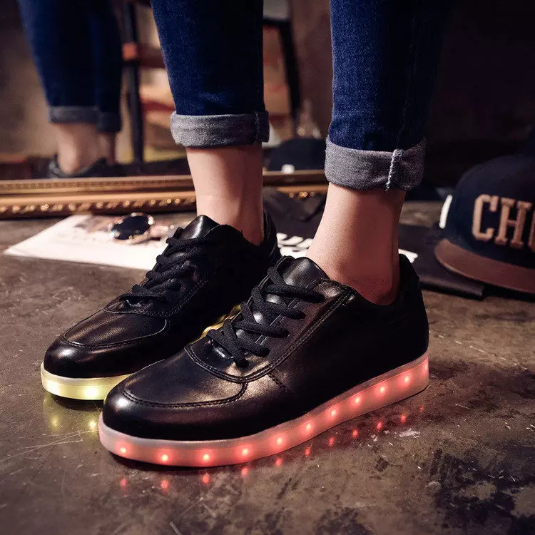 Luminakes sneakers (58 Hoto): LED da Kasuwancin LESORS, nawa ne Sneakers suna tare da fitilu, masu girma dabam da sake dubawa 2175_35