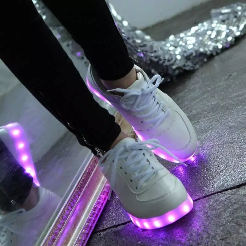 Luminous cipők (58 fotók): LED és LED modellek, hány cipők vannak fények, méretek és vélemények 2175_36