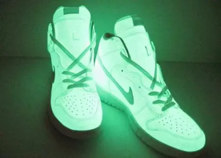 Sneakers bercahaya (58 foto): Model LED dan LED, berapa banyak kasut dengan lampu, saiz dan ulasan 2175_39