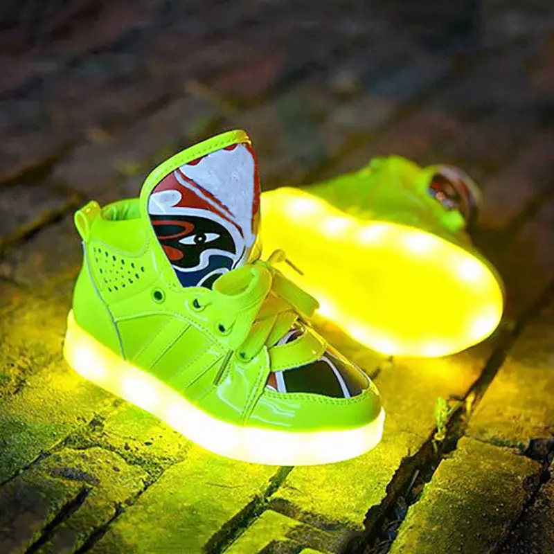 Sneakers bercahaya (58 foto): model LED dan LED, berapa banyak sepatu dengan lampu, ukuran, dan ulasan 2175_4