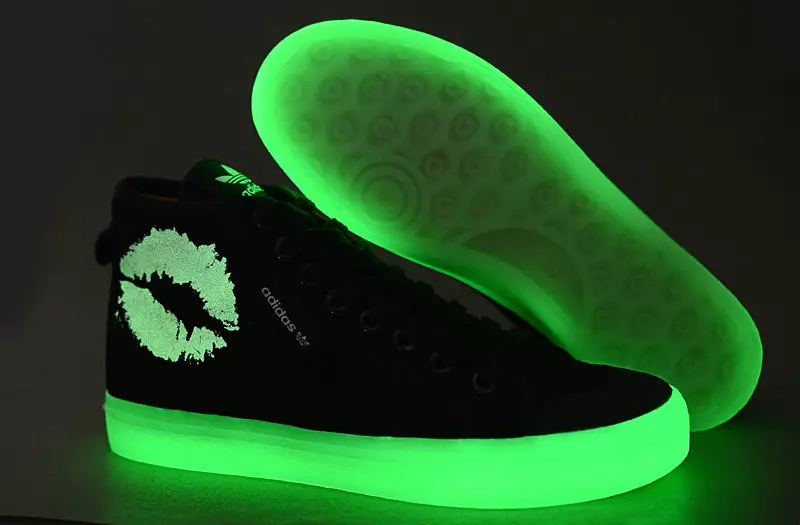 Luminakes sneakers (58 Hoto): LED da Kasuwancin LESORS, nawa ne Sneakers suna tare da fitilu, masu girma dabam da sake dubawa 2175_41