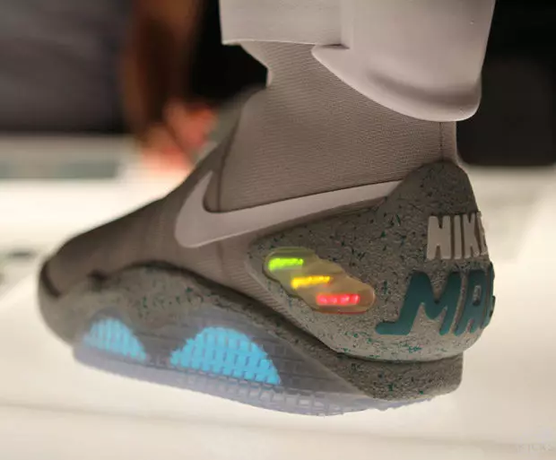 Sneakers bercahaya (58 foto): model LED dan LED, berapa banyak sepatu dengan lampu, ukuran, dan ulasan 2175_42