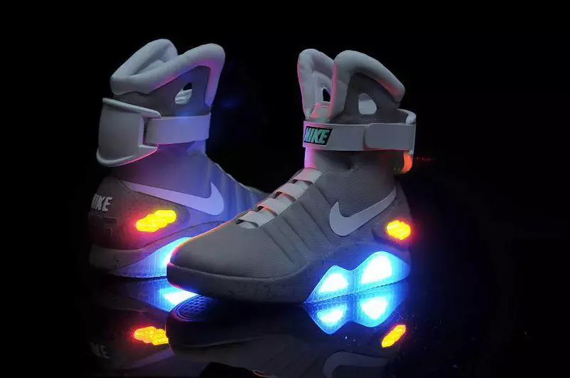 Sneakers bercahaya (58 foto): Model LED dan LED, berapa banyak kasut dengan lampu, saiz dan ulasan 2175_43