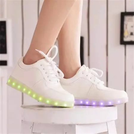 Luminakes sneakers (58 Hoto): LED da Kasuwancin LESORS, nawa ne Sneakers suna tare da fitilu, masu girma dabam da sake dubawa 2175_45