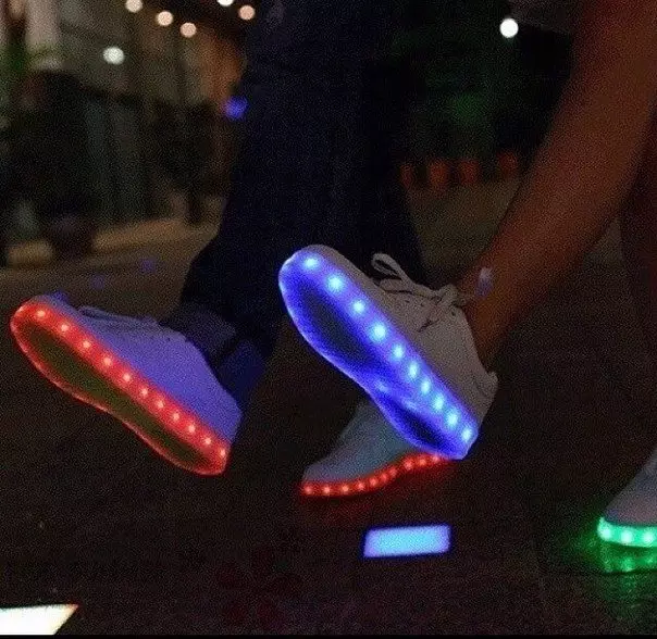 Sneakers bercahaya (58 foto): model LED dan LED, berapa banyak sepatu dengan lampu, ukuran, dan ulasan 2175_46
