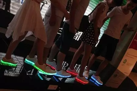 Sneakers Luminous (58 Lluniau): LED a modelau LED, faint o sneakers sydd gyda goleuadau, meintiau ac adolygiadau 2175_53
