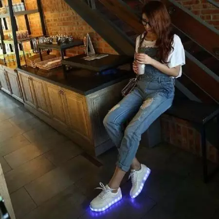 Sneakers bercahaya (58 foto): Model LED dan LED, berapa banyak kasut dengan lampu, saiz dan ulasan 2175_57