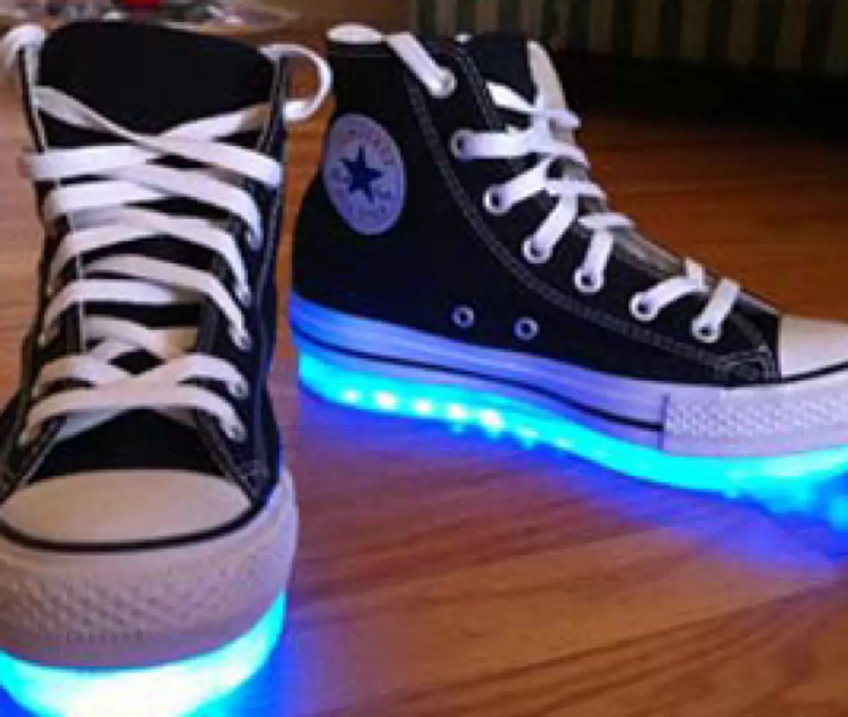 Sneakers bercahaya (58 foto): Model LED dan LED, berapa banyak kasut dengan lampu, saiz dan ulasan 2175_7