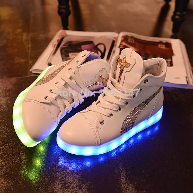 Sneakers bercahaya (58 foto): Model LED dan LED, berapa banyak kasut dengan lampu, saiz dan ulasan 2175_9