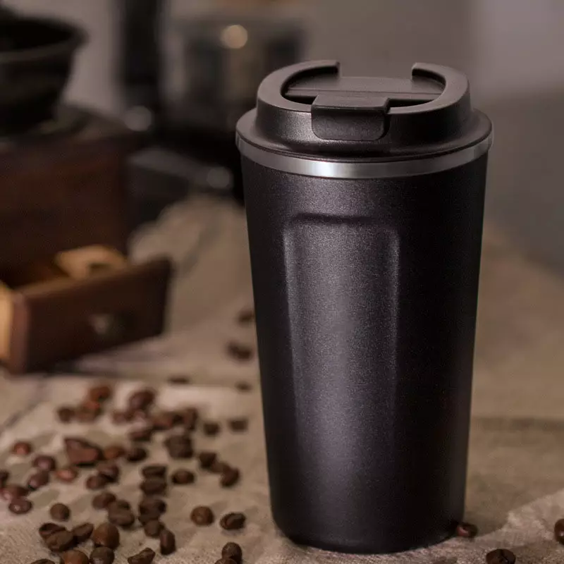Pregledi za kavu: Dobre šalice-termozese s poklopcem za kavu s vama. Modeli s dvostrukim zidovima od nehrđajućeg čelika i drugima. Kako odabrati termokrus? 21764_21