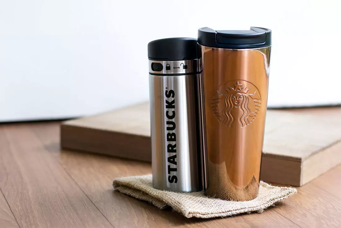 Termokups Starbucks: Funksjonene til termoskruset, en beskrivelse av svart, metall og andre tamblere for kaffe og te fra merkevaren. Vurderinger. 21766_21
