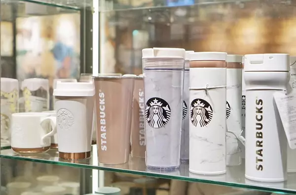 Termokups Starbucks: Funksjonene til termoskruset, en beskrivelse av svart, metall og andre tamblere for kaffe og te fra merkevaren. Vurderinger. 21766_6