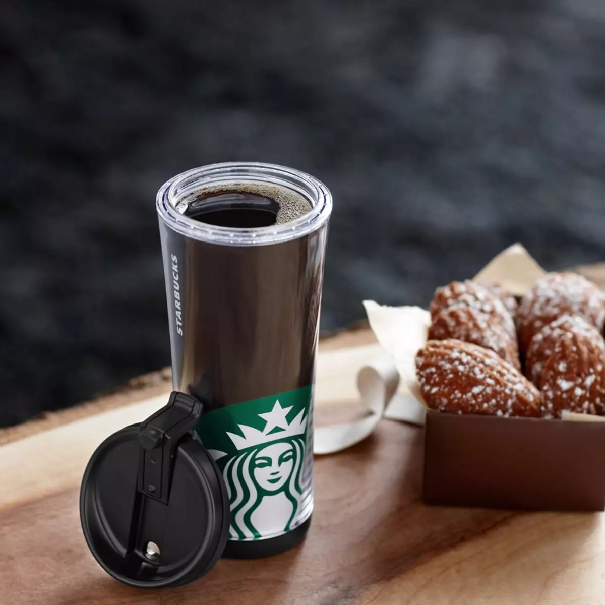 Termokups Starbucks: Funksjonene til termoskruset, en beskrivelse av svart, metall og andre tamblere for kaffe og te fra merkevaren. Vurderinger. 21766_7