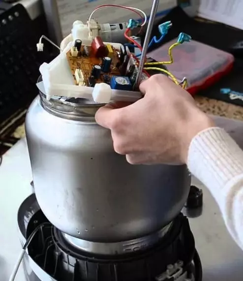 Pumpe für Wärmefestigkeit: Warum pumpe keine Pumpe? Reparatur machen es selbst. Manuelle und andere Pumpen auf dem Wasserkocher-Thermos. Wie überprüfen Sie die Universalpumpe in einem Thermozring? 21774_11