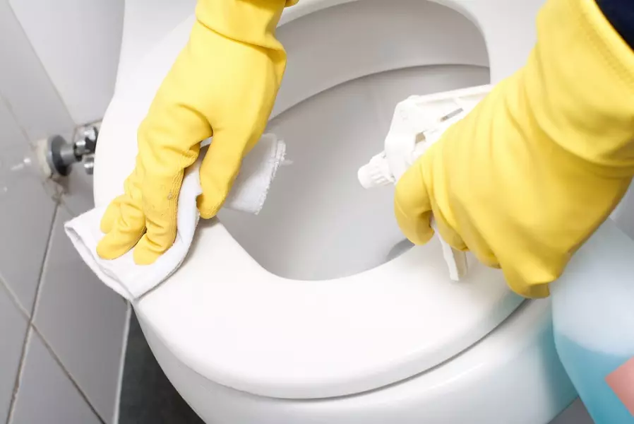 Como limpar o banheiro? 24 fotos Como e o que lavar o tanque de drenagem de dentro, como em casa para se livrar do bloqueio, tanto quanto eficaz na luta contra o colapso da Coca-Cola 21799_14