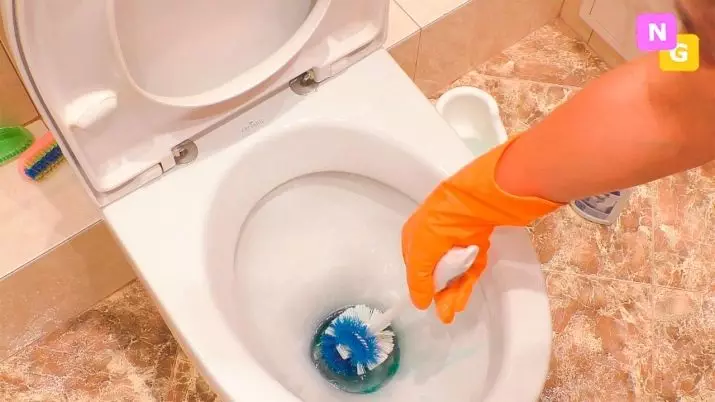 Hvordan rengjør toalettet? 24 bilder hvordan og hva skal du vaske dreneringstanken fra innsiden, som hjemme for å kvitte seg med blokkeringen, så langt som effektiv i kampen mot sammenbruddet av Coca-Cola 21799_2