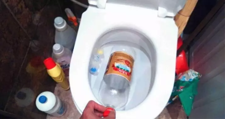 Ako vyčistiť toaletu? 24 Fotografie, ako a čo umývať odtokovú nádrž zvnútra, ako doma, aby ste sa zbavili blokády, pokiaľ ide o účinnosť v boji proti kolapsu Coca-Cola 21799_22