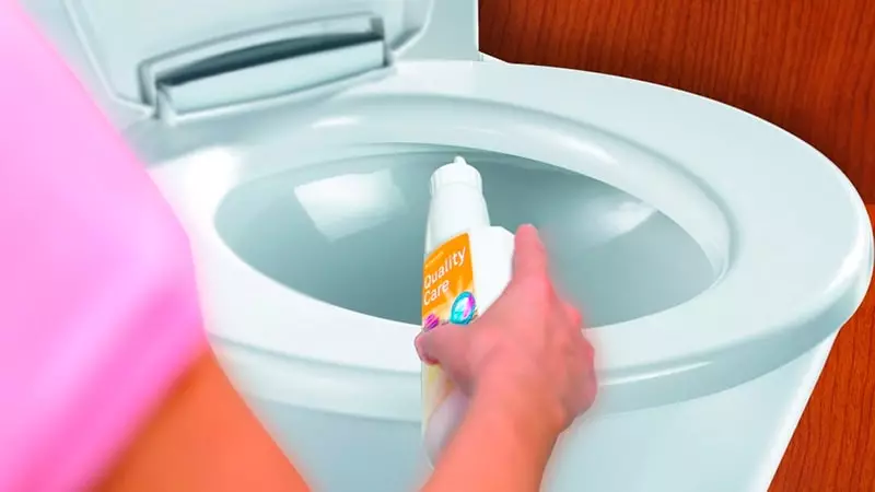 Cum să curăț toaleta? 24 fotografii Cum și ce să spălați rezervorul de scurgere din interior, ca la domiciliu pentru a scăpa de blocaj, în ceea ce privește lupta împotriva prăbușirii Coca-Cola 21799_4
