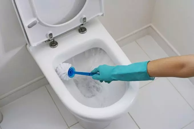 วิธีทำความสะอาดห้องน้ำ? 24 รูปถ่ายวิธีการล้างถังระบายน้ำจากด้านในเช่นเดียวกับที่บ้านเพื่อกำจัดการอุดตันเท่าที่จะมีประสิทธิภาพในการต่อสู้กับการล่มสลายของ Coca-Cola 21799_9