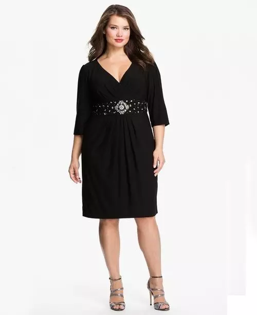 Vestido negro con una cintura de longitud midi abrumada por completo