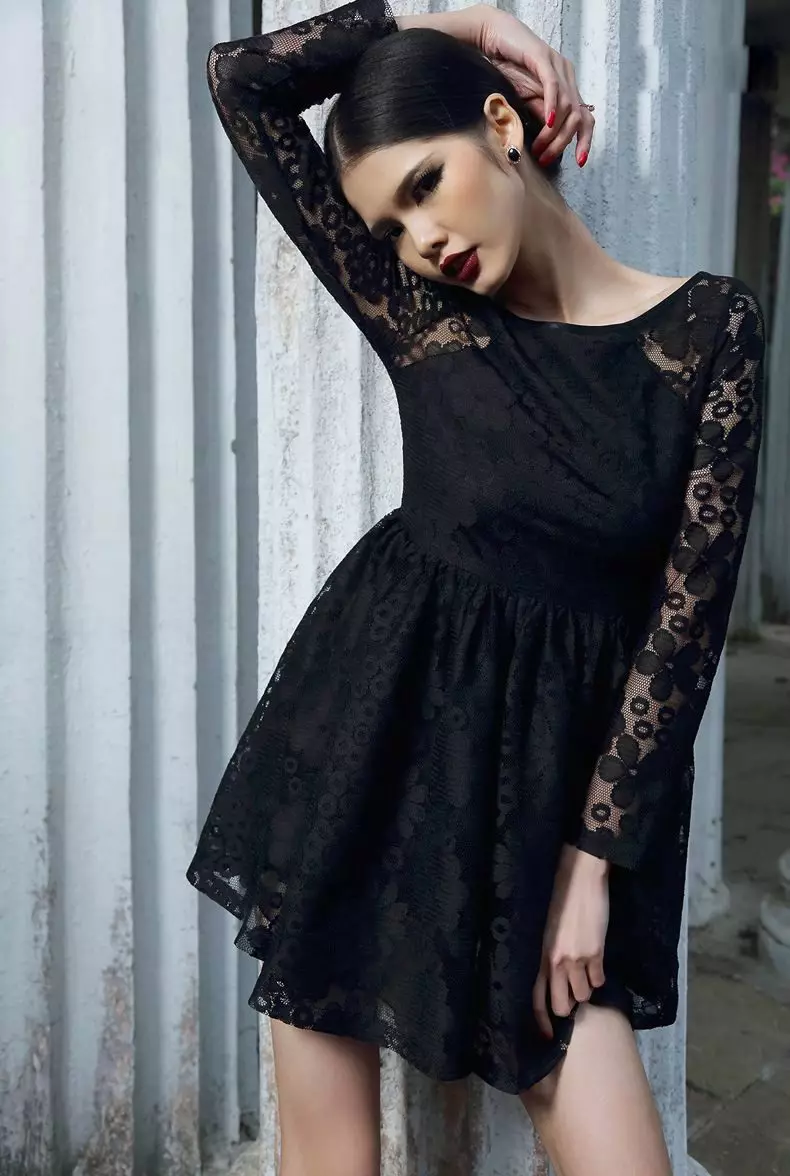 黑色蕾絲連衣裙，帶有不堪重負的腰部