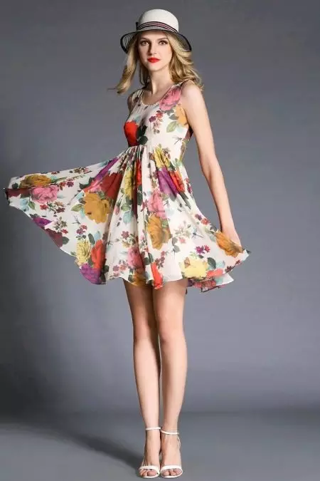 連衣裙帶有不堪重負的腰部和花朵印刷品